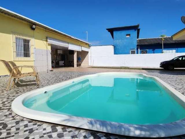 Casa com piscina para venda no bairro Carijó - Cananéia-SP