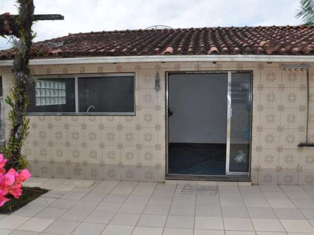 Casa 3 dormitórios para venda na Avenida Independência - Cananéia - SP