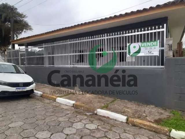 Com 4 dormitórios em terreno com 1.250 m² à venda no Centro - Cananéia / SP