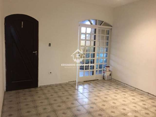 REF: 5304.  Casa com salão, podendo ser usado para comercio. 2 dormitórios, 12 vaga na garagem. Ótima localização.