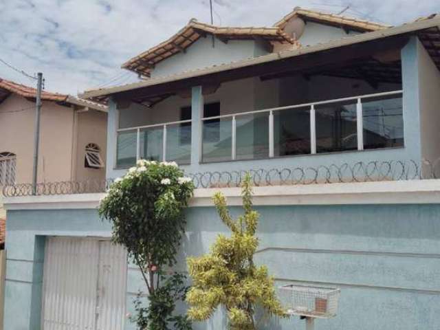 Casa Para Vender com 03 quartos e 01 suíte no bairro Quintas Coloniais em Contagem