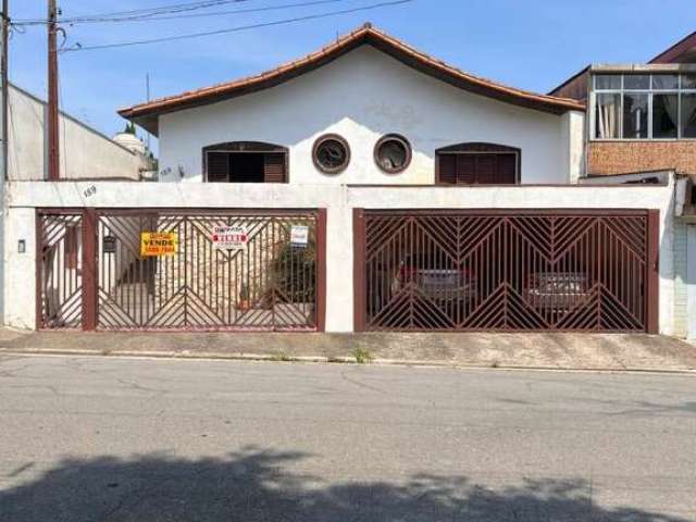 Casa térrea no bairro de Veleiros, com ótima localização.