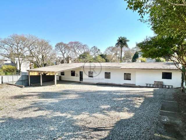 Terreno comercial de 996,00m2 (24,59x40,50m) no bairro do Hugo Lange, 285, Curitiba-Pr. Esquina, murado, com construção de salas e grande pátio.