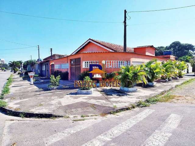 Casa Ampla com 04 Dormitórios, Ótima Localização! Próximo ao Mar.