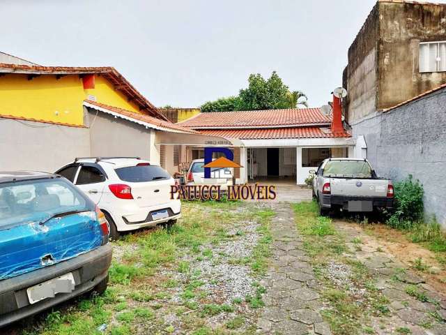 Linda Casa com Excelente Espaço para Piscina, Próximo Ao Mar!