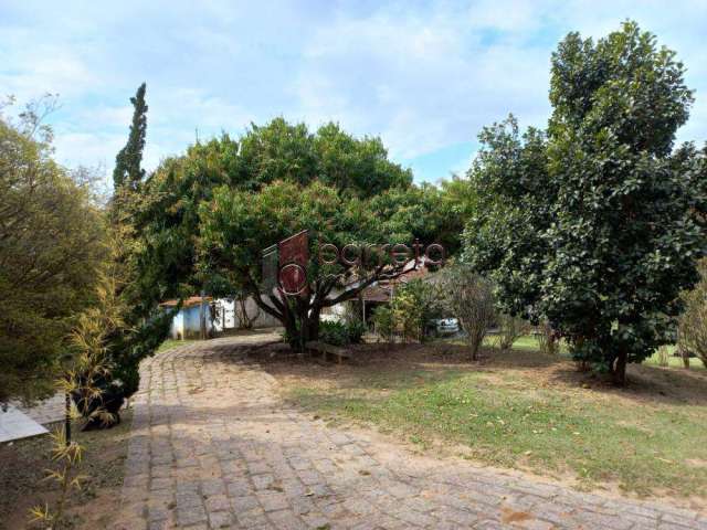 Belíssima chácara com 5.000 m² de terreno com lago privativo com peixes e rio nos fundos no bairro vista alegre em itupeva - sp.