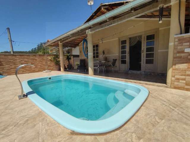 Casa de alvenaria com 5 dormitórios e piscina