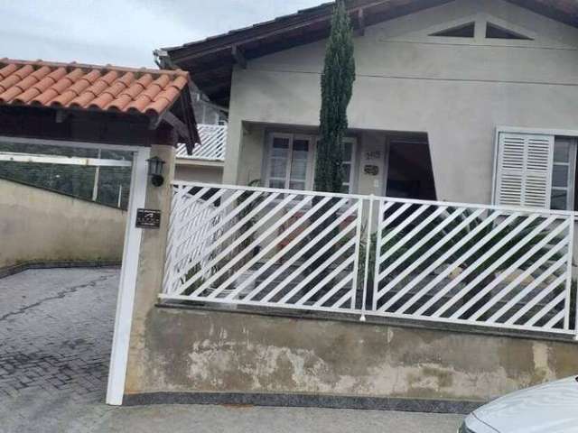 Duas casas de alvenaria no mesmo terreno