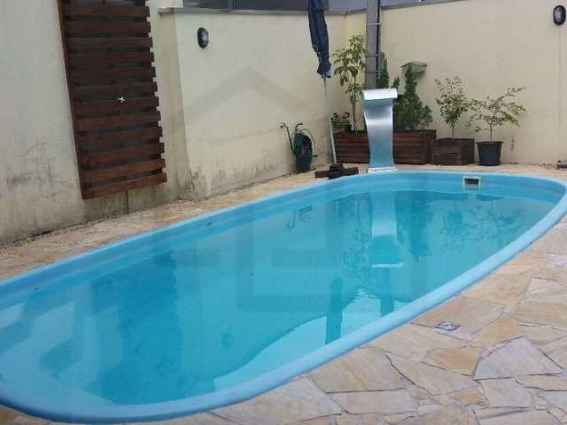 Casa com piscina, e  3 dormitório sendo uma suíte no bairro santa rita