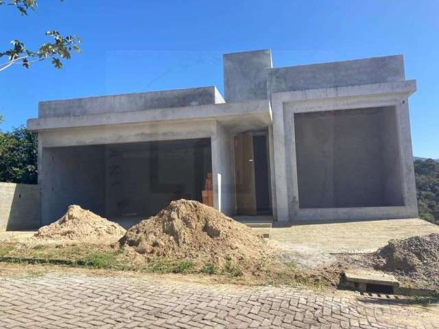 Casa em construção com projeto completo para energia solar e ótima localização