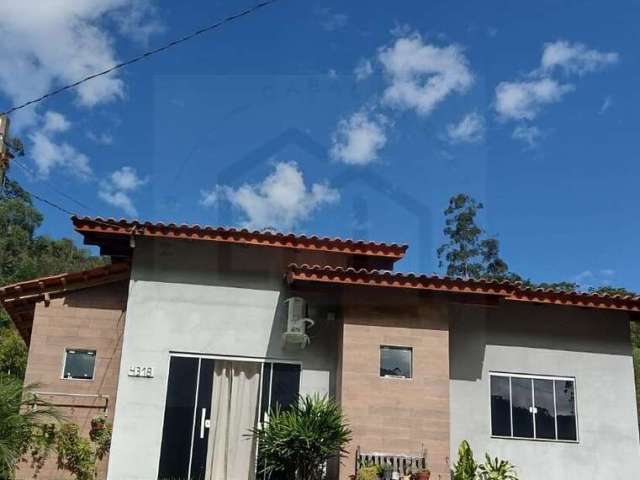 Casa térrea com 3 dormitórios sendo uma suíte e amplo espaço de terreno nos fundos