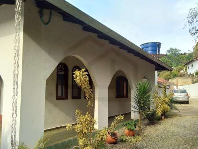 Espaçosa casa com piscina e pomar em bairro completo