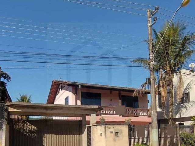 Ampla casa de com 4 dormitórios, piscina, pomar e área de festa.