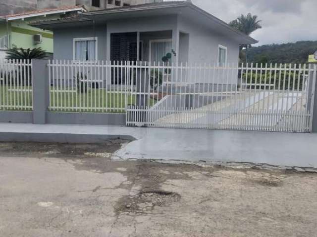 Incrível casa com amplo terreno de 2 dormitórios