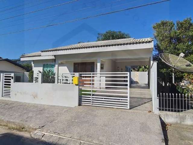 Casa semi mobiliada com 3 dormitórios sendo 1 suíte