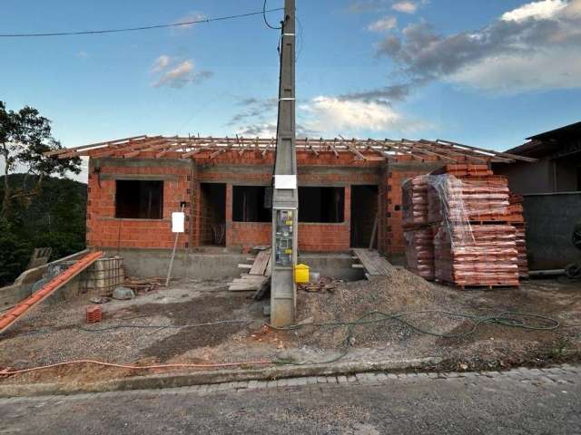 Linda casa baixa de 3 dormitórios sendo 1 suíte