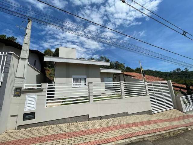 Linda casa mobiliada de 3 dormitórios sendo 1 suíte