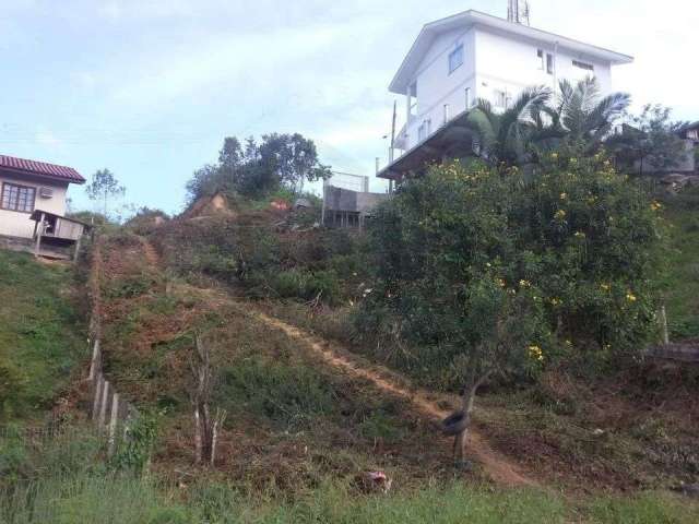 AMPLO TERRENO DE 399m² BEM LOCALIZADO