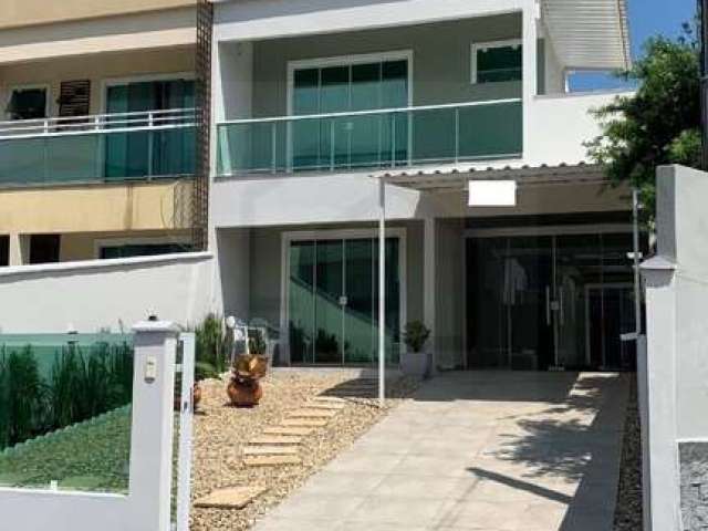 Linda casa geminada com 3 dormitórios sendo 1 suíte