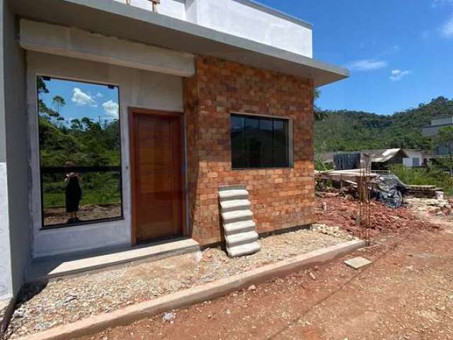 Linda casa baixa de 3 dormitórios sendo 1 suíte