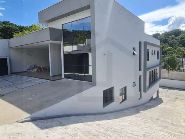 EXCELENTE CASA DE ALTO PADRÃO DE 427m² COM 3 SUÍTES SENDO 1 MASTER