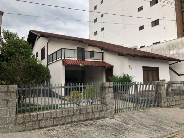 CASA DE 320m² COM QUATRO DORMITÓRIOS SENDO UMA SUÍTE