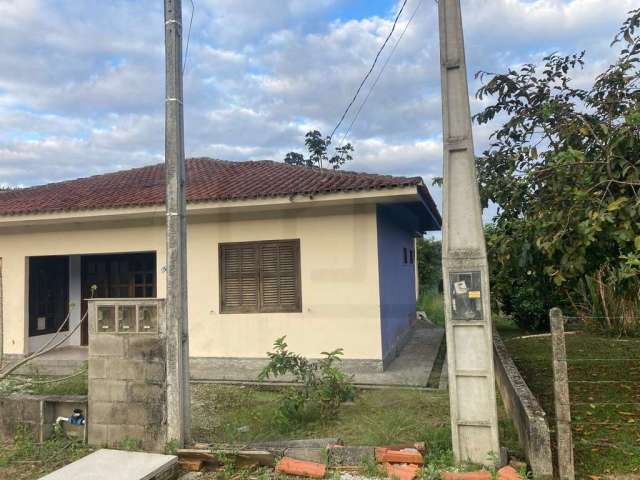 Casa com dois dormitórios (sendo uma suíte)