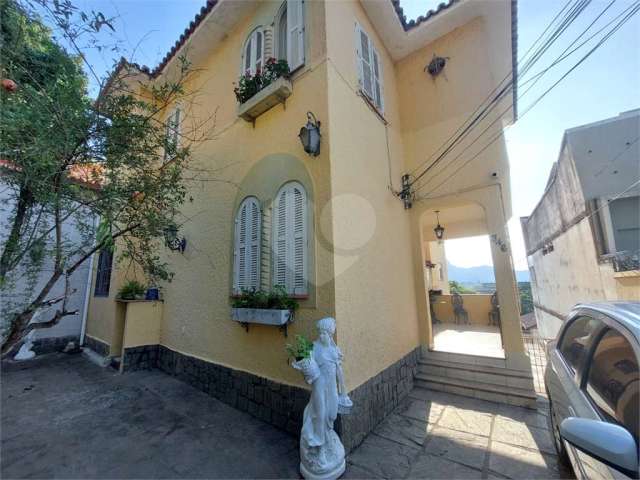 Excelente casa na Rua Henrique Fleuiss - Tijuca. Aceita financiamento.