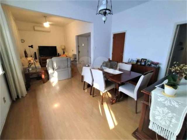 Apartamento 3 quartos na Tijuca, varanda, vaga, dependência por 495.000. Repleto de armários!!