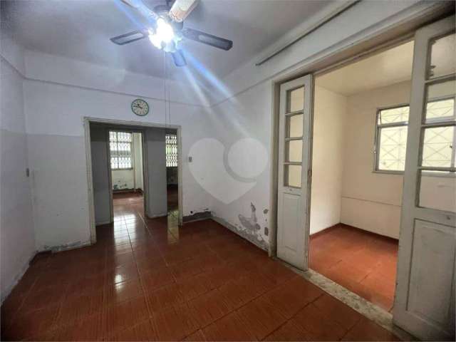 Apartamento com 3 quartos na Praça Afonso Pena, na cara do metrô. Planta grande! 430.000,00.