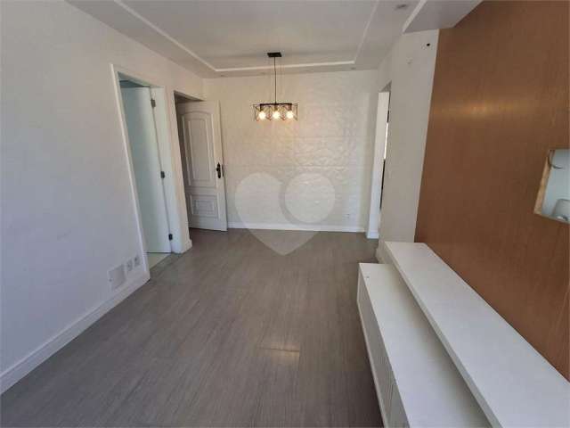 Apartamento TODO REFORMADO com 2 quartos, vaga na escritura, Tijuca. Cond.barato!!! 450.000,00!!!!