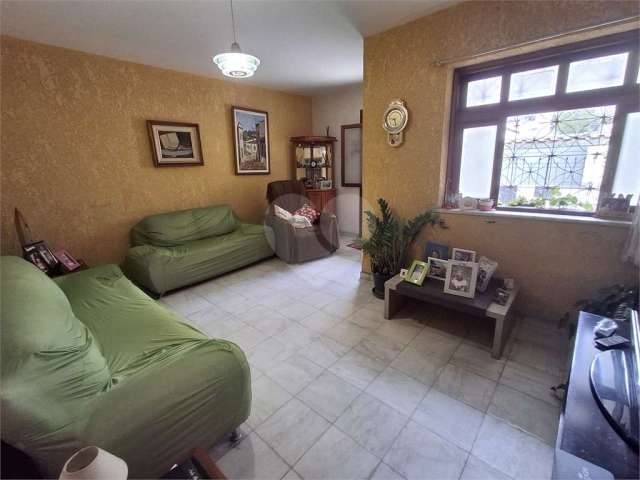 Casa toda REFORMADA na Rua Ferreira Pontes, vaga, 6 quartos, churrasqueira, nada a fazer!!!!