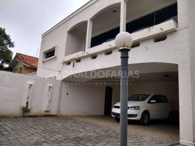 Casa à Venda no Bairro de Interlagos com 4 Dormitórios e 6 Vagas de Garagem