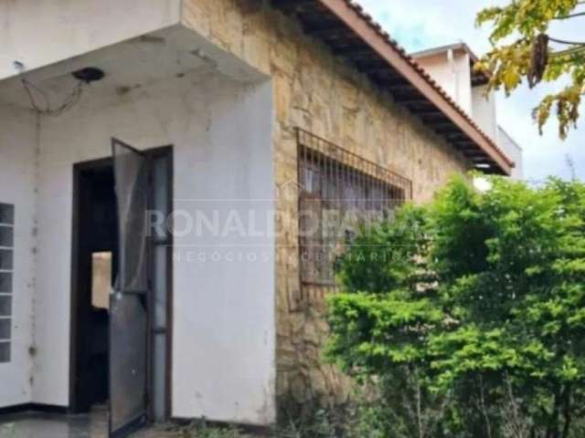 Casa térrea a venda sendo 3 dormitórios e 1 suíte na região de interlagos