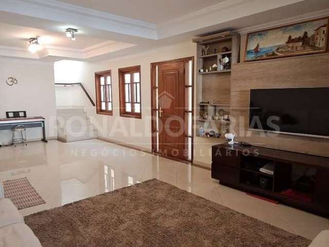 Casa à Venda com 4 dormitórios, sendo 2 suítes, 4 vagas e 192m² no Jd. Marajoara.