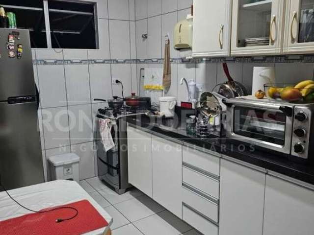 Apartamento a venda sendo 2 quartos , sala ampla , terraço ,1 vaga de garagem.