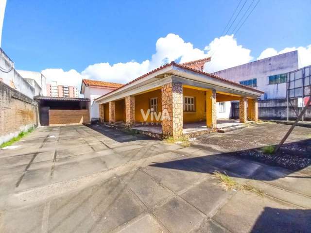 Casa com terreno comercial com  1.898 m² de área total na Av. 13 de maio