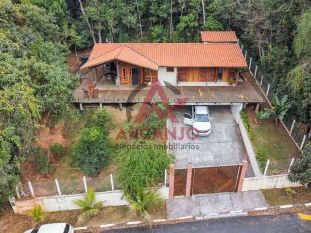 Linda casa elegante em condomínio na Serra da Cantareira Mairiporã!