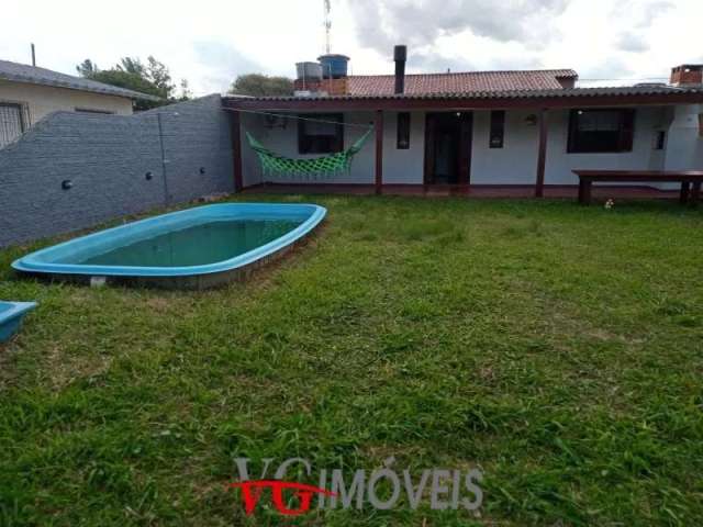 Casa com piscina a poucos metros da beira mar