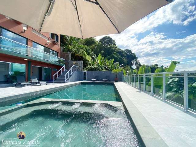 Luxuosa Casa de Condomínio à venda em Santos-SP, no bairro Marapé, Santa Teresinha: 6 quartos, 4 suítes, 3 salas, 8 banheiros, 4 vagas, 704m².