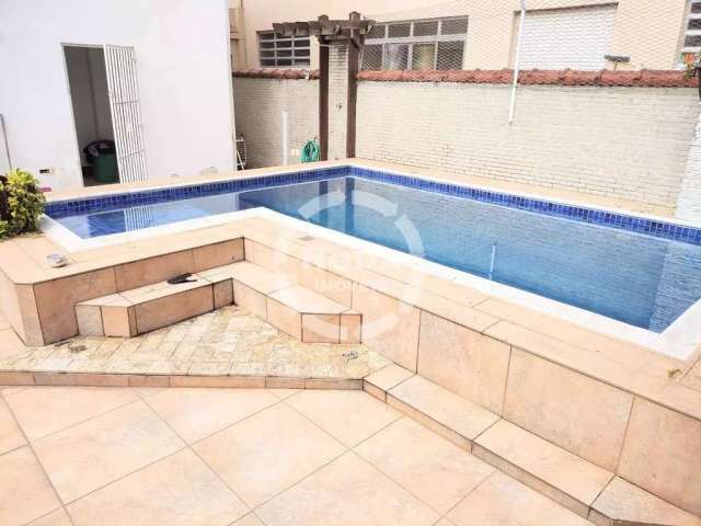 Casa de Luxo à Venda em Santos-SP na Ponta da Praia: 3 Quartos, 1 Suíte, 3 Salas, 5 Banheiros, 3 Vagas de Garagem, 270m² de Área