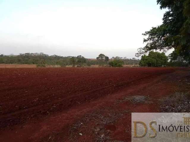 Excelente sítio a venda na região de tatuí-sp! com 15,70 alqueires, topografia plana, terra vermelha e fundo com ribeirão. ideal para haras!