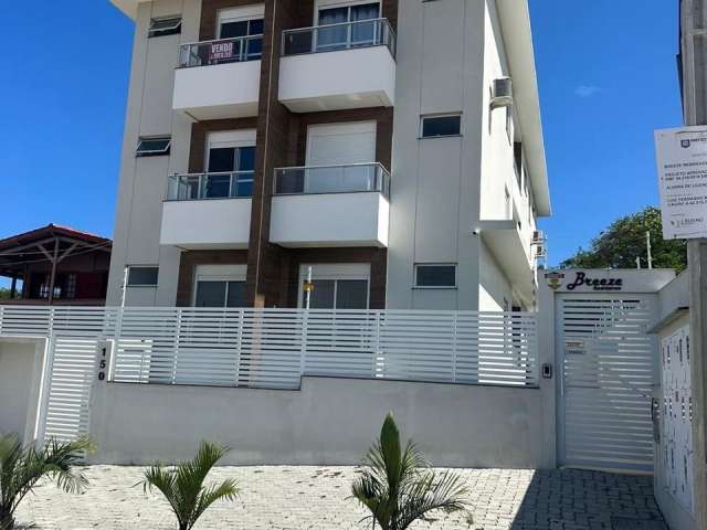 Lindo apartamento com 2 dormitórios 300 metros da praia no Santinho.