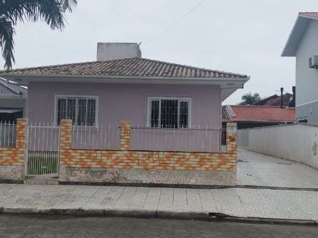 Belíssima casa disponível para locação com 4 dormitórios