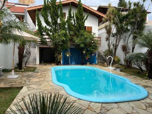 Casa na Vila Giglio em Atibaia SP. São 4 dormitórios sendo 3 suítes, piscina com cascata, área gourmet, em uma excelente localização.