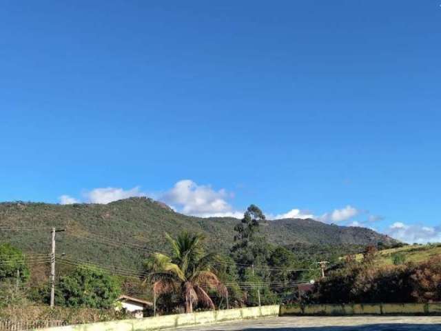 Casa térrea na Vila Santista em  Atibaia SP. Piscina, área gourmet, Edícula e muito espaço verde em uma excelente localização.