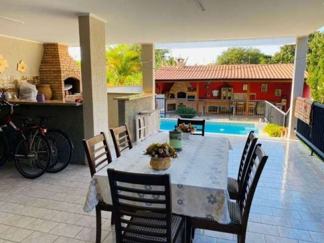 Sobrado na Vila Santista em Atibaia SP, São 3 dormitórios sendo 1 suíte , piscina, área gourmet em uma excelente localização.