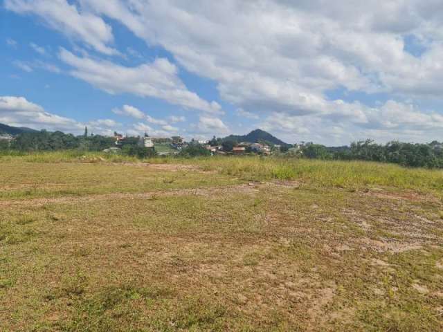 Terreno Plano no Condomínio Itaporã em Atibaia SP.  São 808,00 m2 totalmente aproveitáveis e com uma linda vista para a Pedra Grande. Segurança 24 hs e lazer completo.