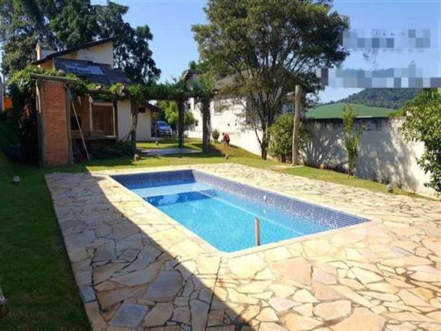 Casa térrea no Condomínio Vila Dom Pedro em Atibaia SP. São 3 dormitórios sendo 1 suíte, sala vários ambientes,  mezanino, cozinha conceito aberto,  espaço gourmet,  piscina aquecida com cascata