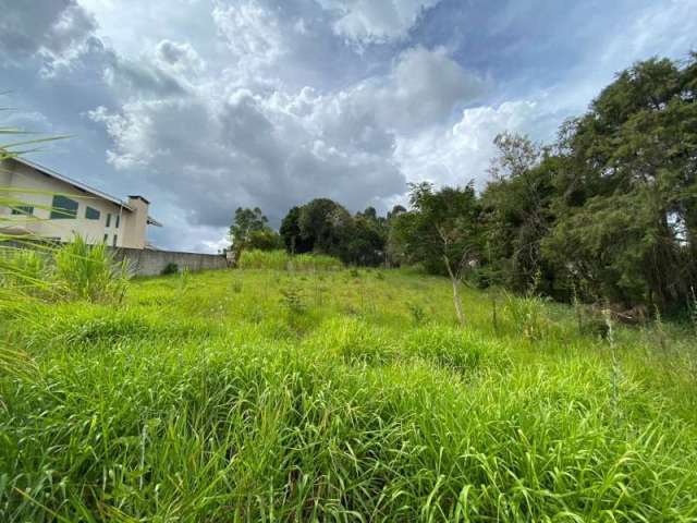 Terreno no Condomínio Estância Dos Lagos em Atibaia.  São 1.000 m2 com excelente topografia e o lote todo murado.